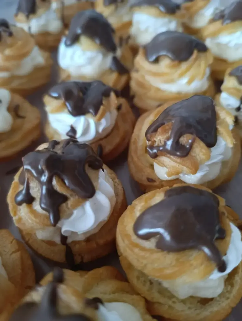 Profiterole sa čokoladnim prelivom